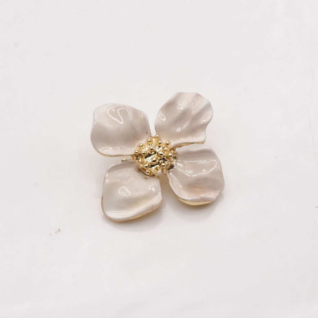 Cream four-petal flower button with pale streaks and a gold-tone center