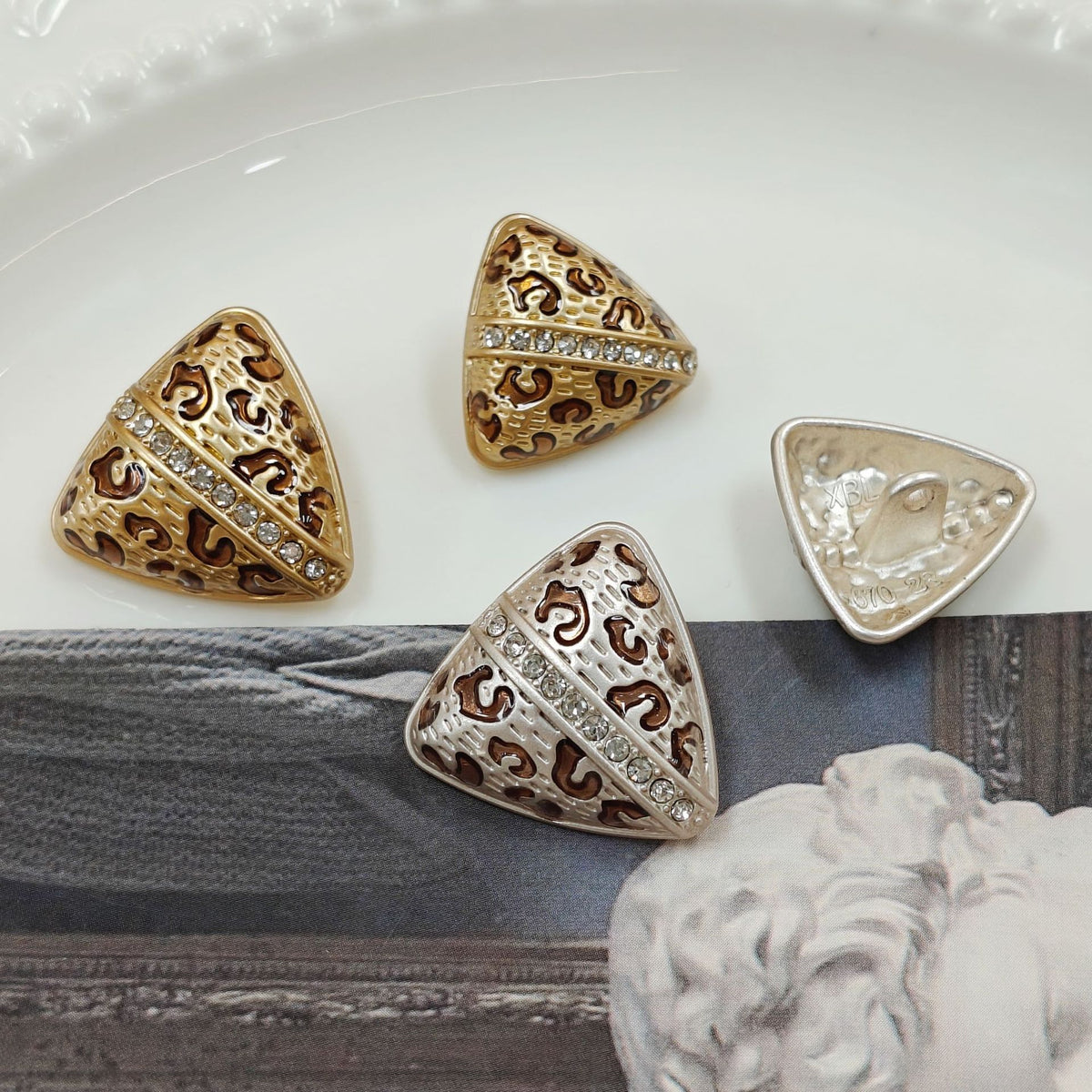 Bunli - DIY 10 Pack Leopard Triangle Accent Button