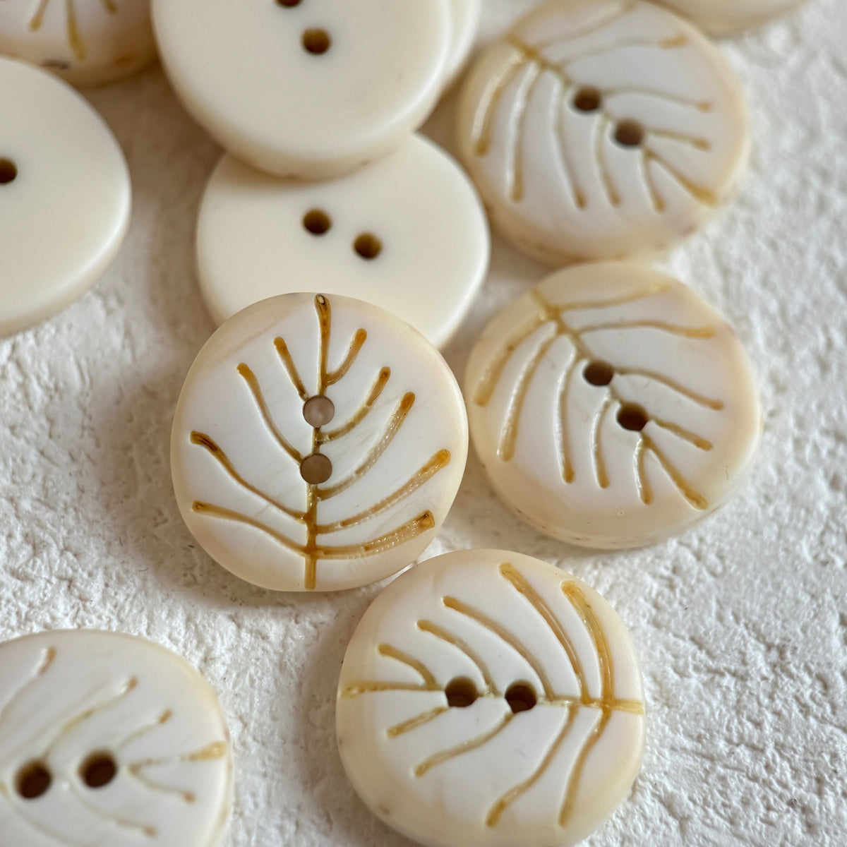 Bunli - DIY 10 Pack Cream Engraved-Leaf Round Button