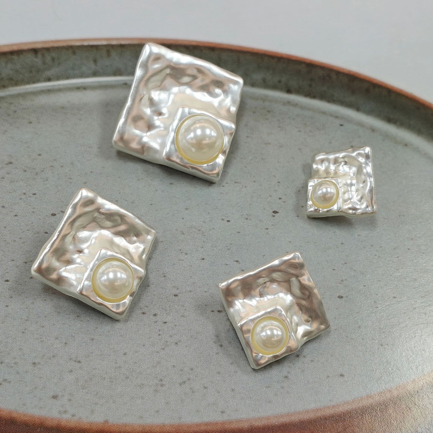 厂家直销精致高级珍珠手缝方形外套大衣毛衣金属双拼针织开衫钮扣