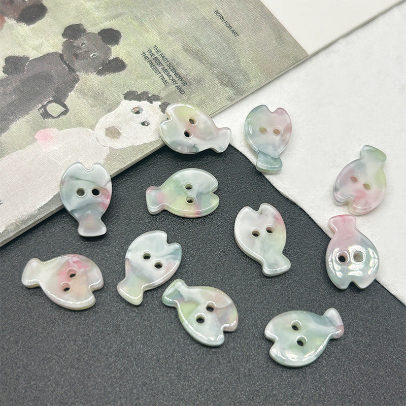 炫彩小鱼蝴蝶元宝云朵星星三角不规则两眼渐变色纽扣童装女装DIY