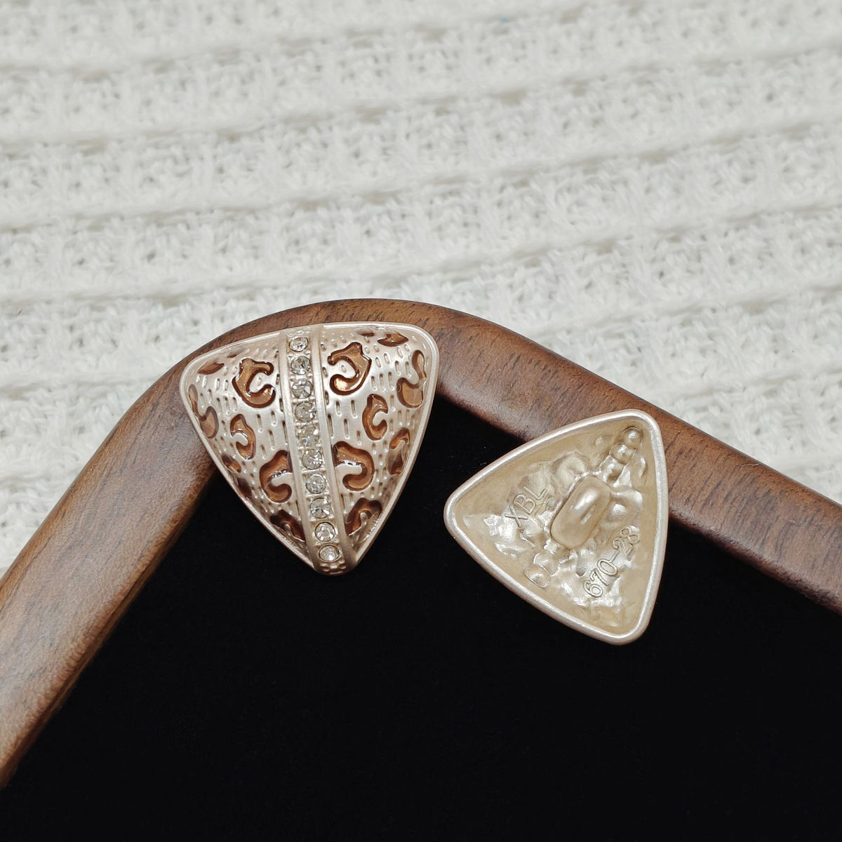 Bunli - DIY 10 Pack Leopard Triangle Accent Button