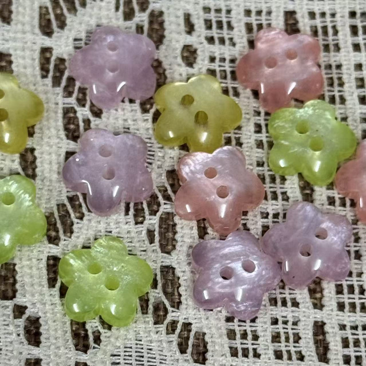 彩色两眼梅花闪粉树脂纽扣单面包双面可用衬衫童装女装DIY装饰扣