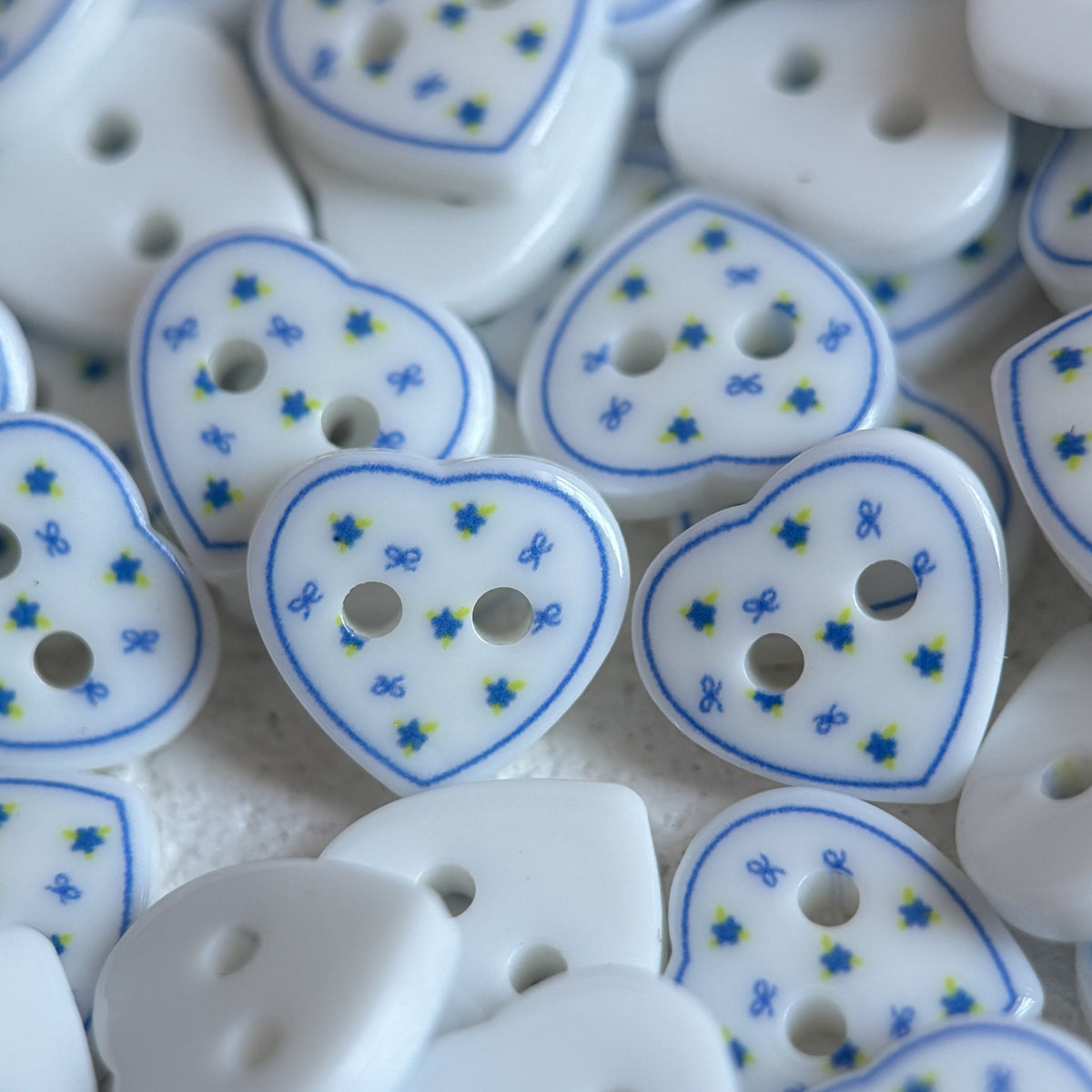Bunli - DIY 10 Pack Blue-Outline Floral Heart Button