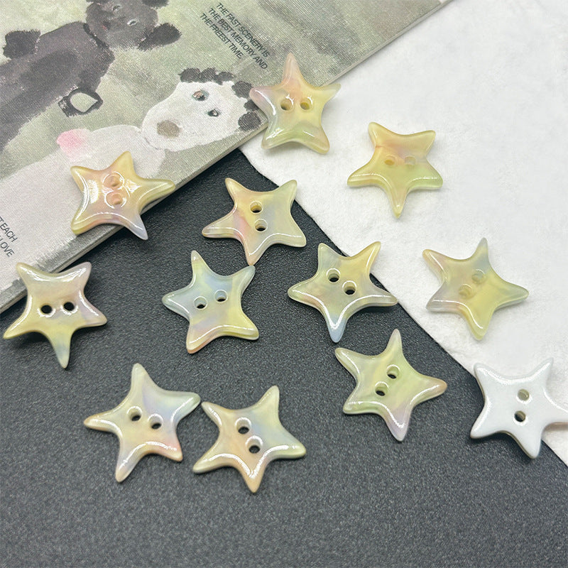 炫彩小鱼蝴蝶元宝云朵星星三角不规则两眼渐变色纽扣童装女装DIY