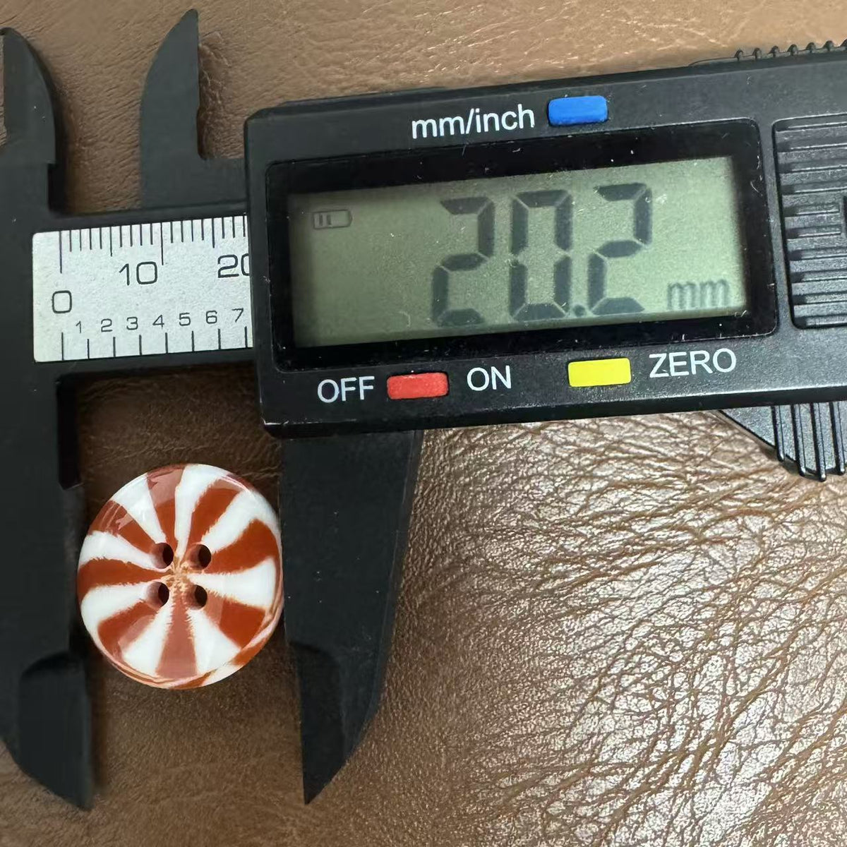 20MM糖果色四眼树脂纽扣儿童可爱棒棒糖花色手工diy装饰圆形钮扣