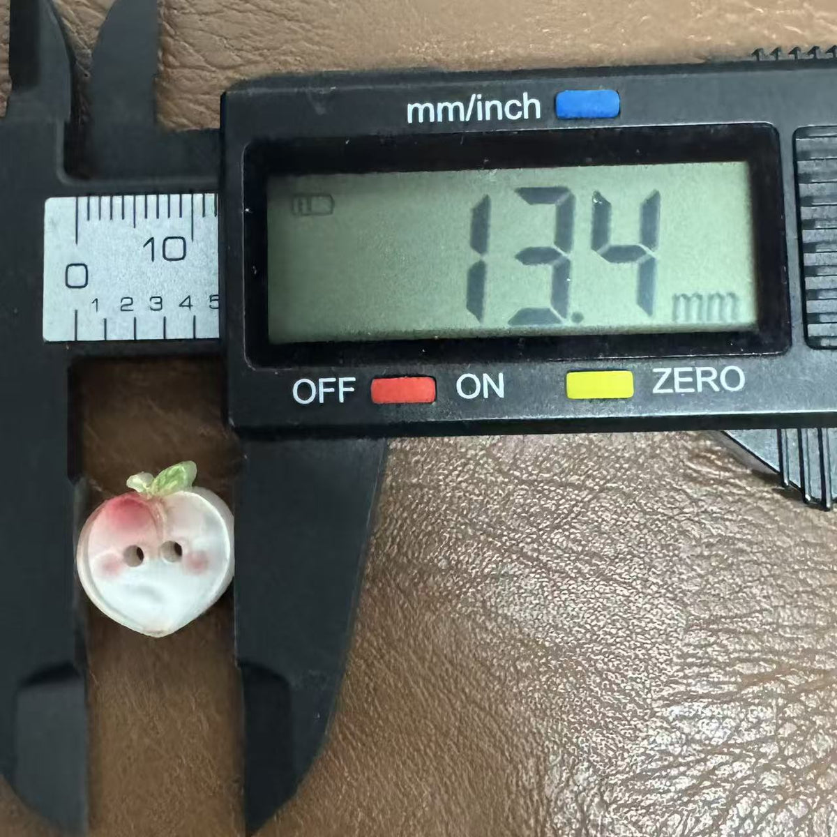 卡通粉色水蜜桃水果纽扣儿童diy手作辅料挂件bjd娃衣发圈装饰扣子