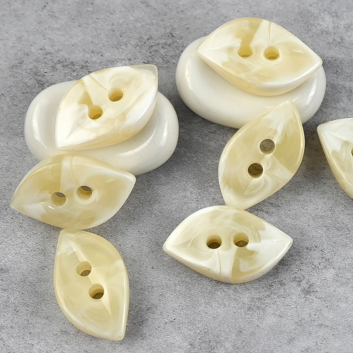 Bunli - DIY 10 Pack Irregular Leaf Two-Hole Button