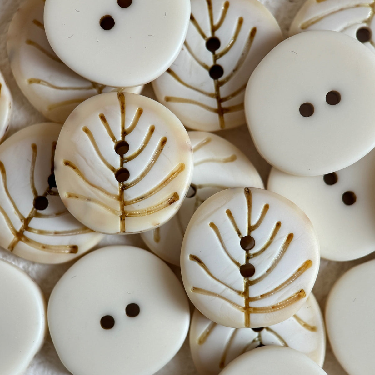 Bunli - DIY 10 Pack Cream Engraved-Leaf Round Button