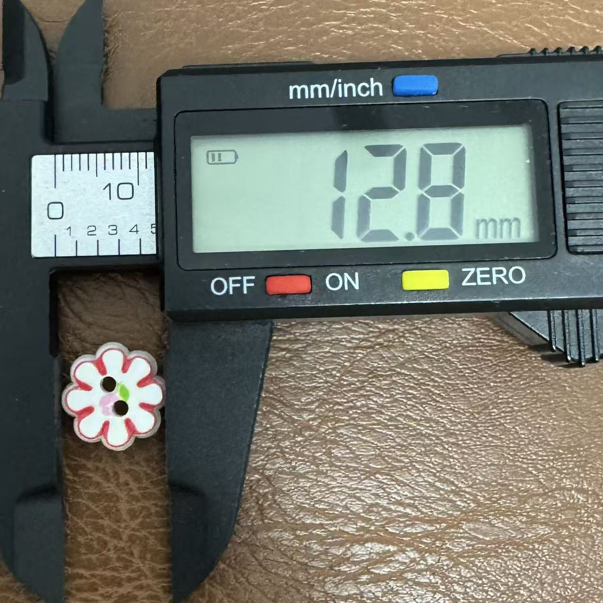 红色小花服装辅料衬衫扣子儿童童装手工diy娃衣装饰手缝纽扣配件