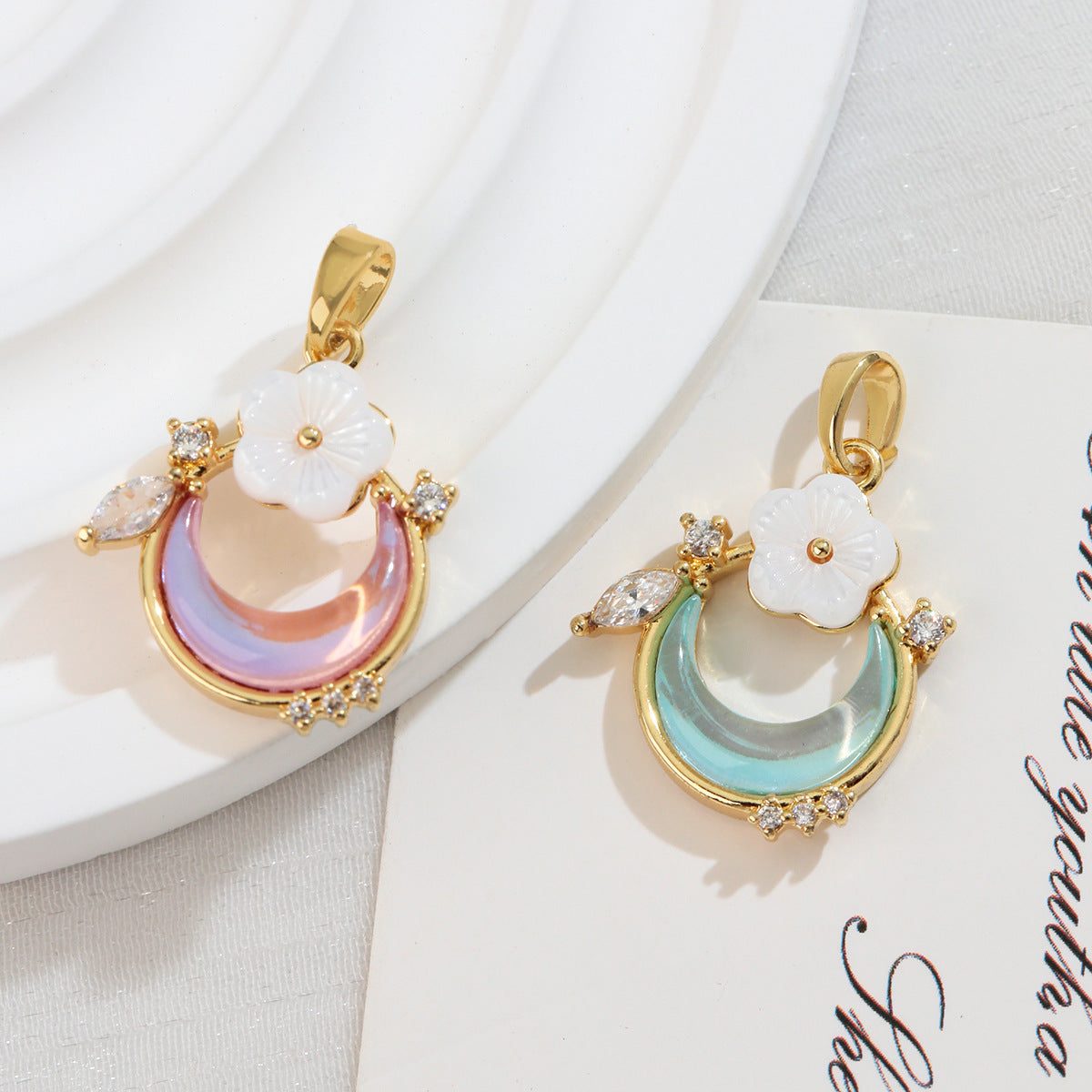 铜镀保色金贝壳花月牙吊坠 彩透锆石 DIY 项链手链古风饰品配件批