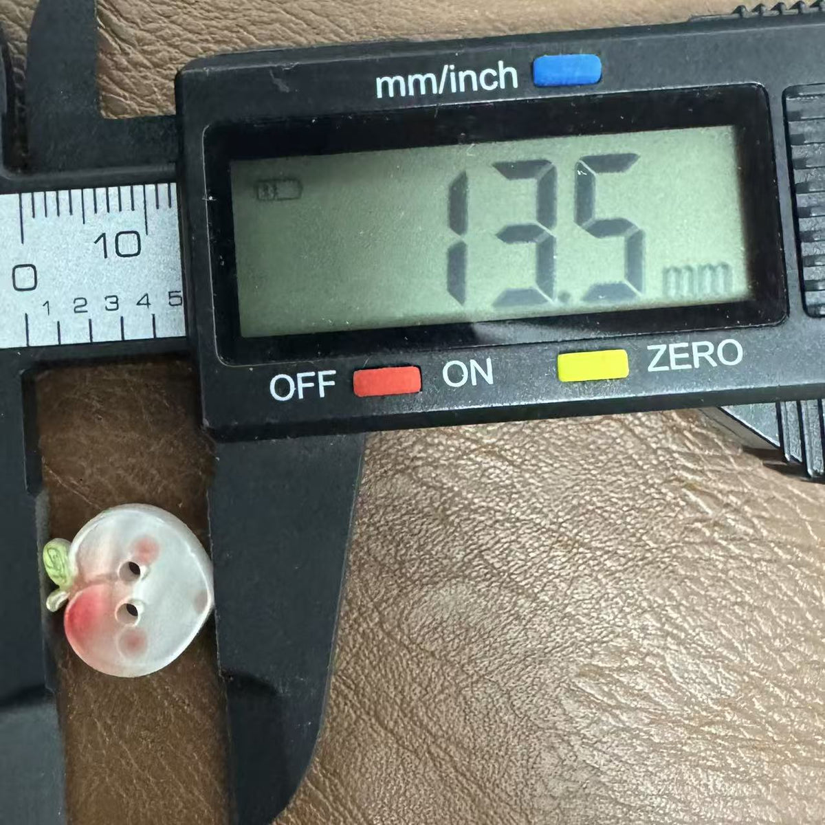 卡通粉色水蜜桃水果纽扣儿童diy手作辅料挂件bjd娃衣发圈装饰扣子