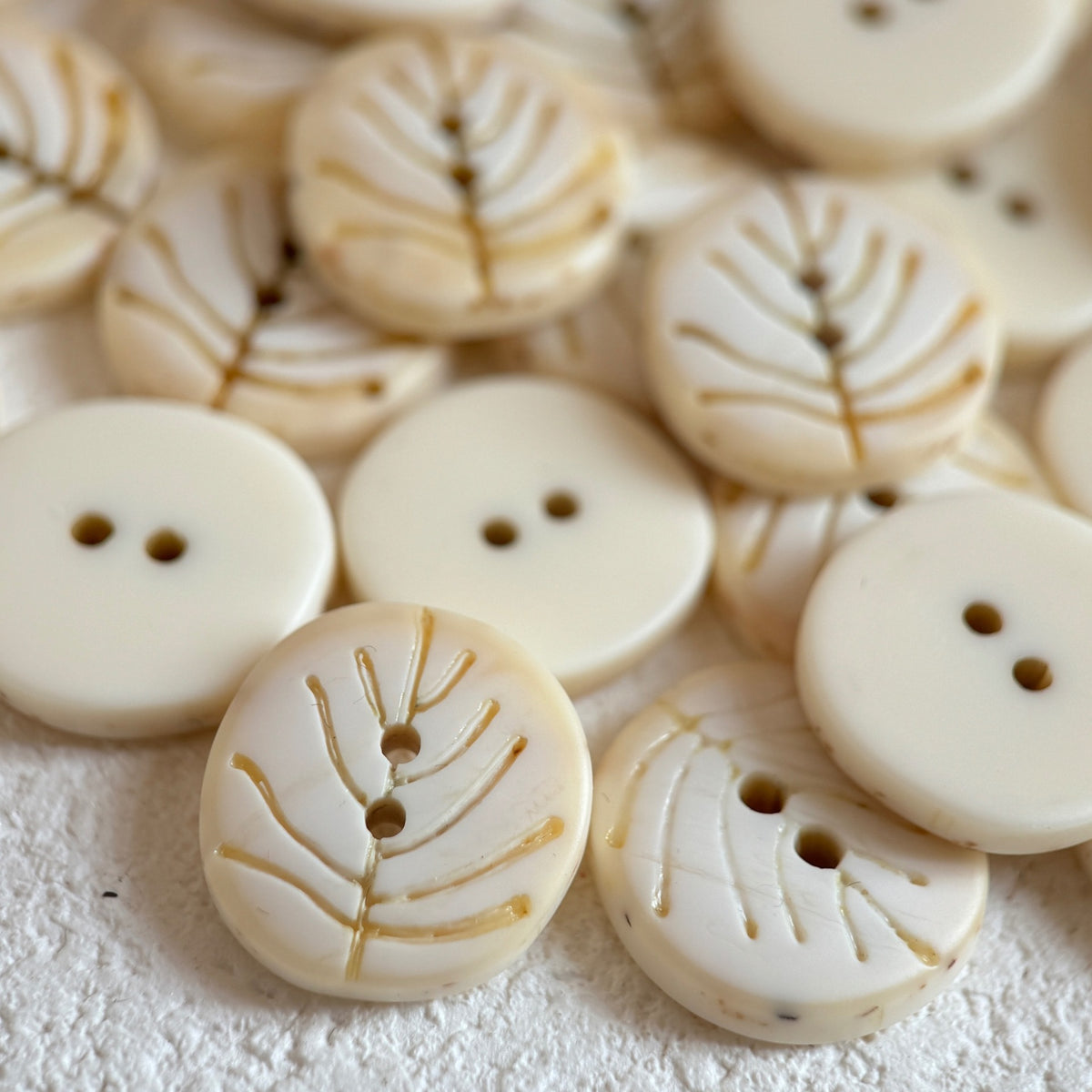 Bunli - DIY 10 Pack Cream Engraved-Leaf Round Button