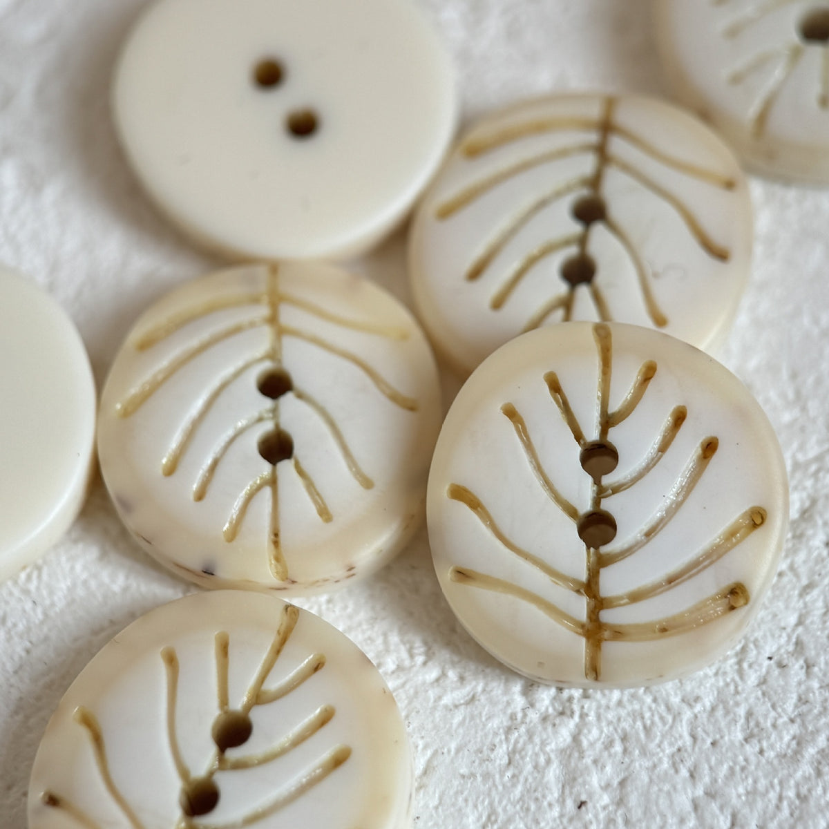 Bunli - DIY 10 Pack Cream Engraved-Leaf Round Button