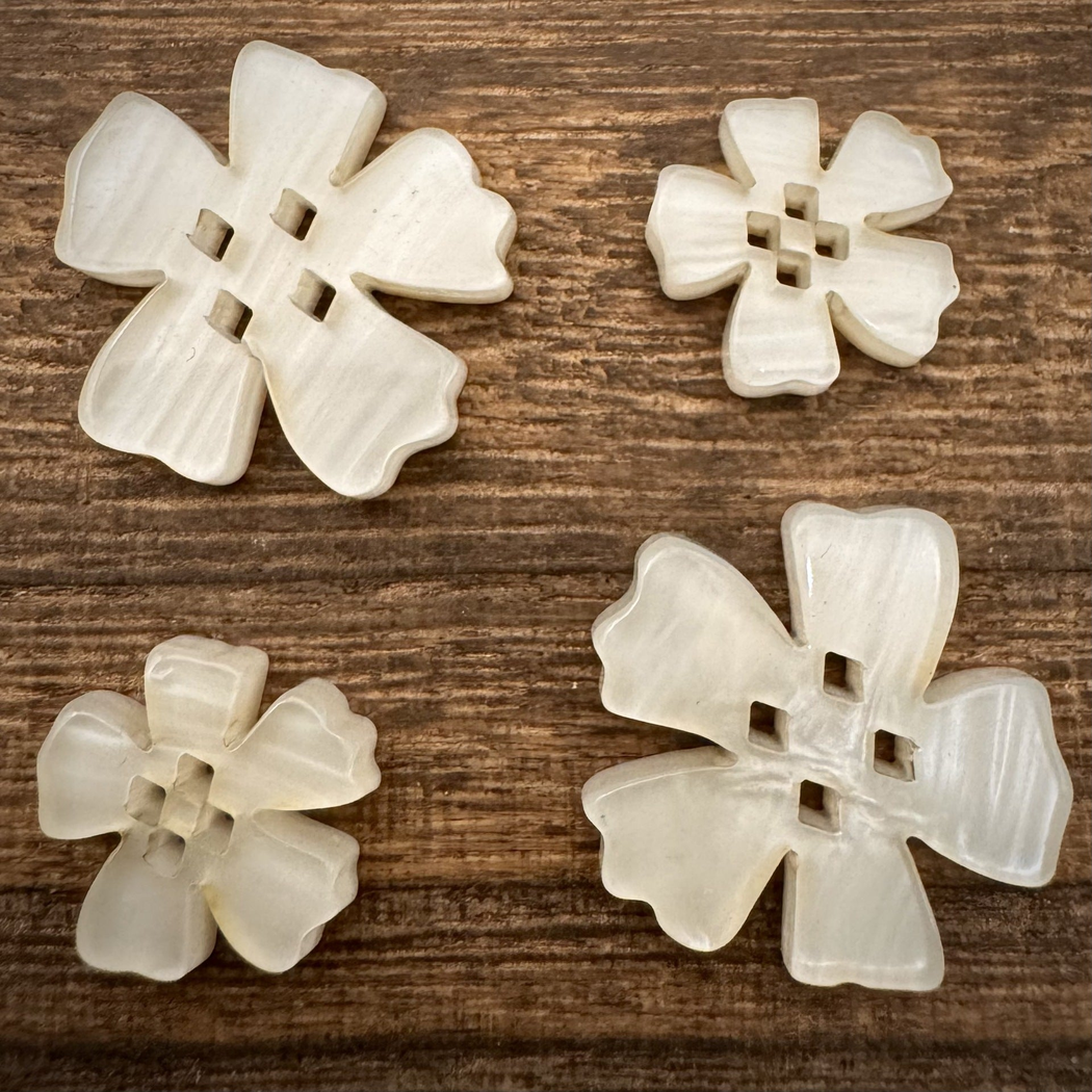 Bunli - DIY 10 Pack Ivory Sculpted Floral Button