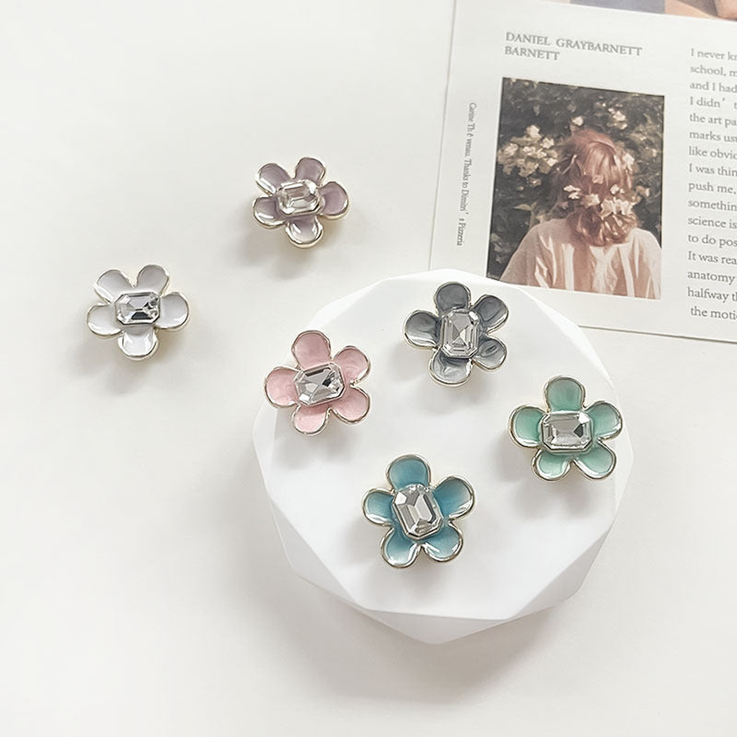 Chivy - Faceted Center Flower Embellishment Accessory