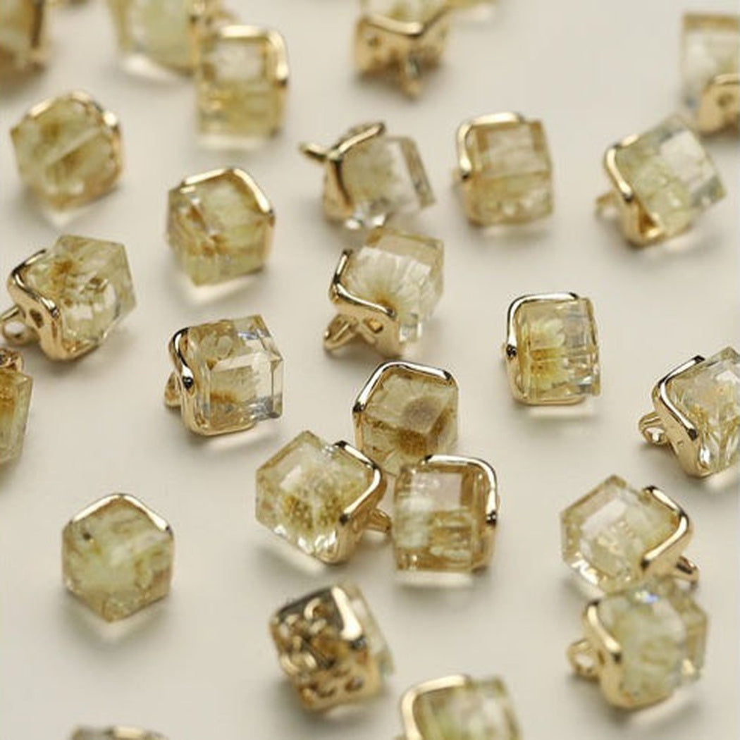 Amber flora clear square shank buttons