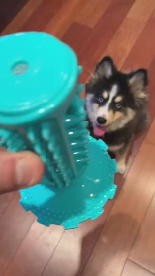 Oria qui découvre le jouet de dentition Oria & Co